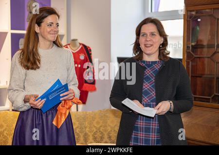 Munich, Allemagne. 08 mars 2024. 3ème maire Verena Dietl ( SPD ), référente communale Kristina Frank ( CSU ) lors de l'ouverture du nouveau magasin éphémère Hall 2 de la société de gestion des déchets AWM Muenchen à la Hohenzollernstrasse 76 à Schwabing à Munich, Allemagne. L’objectif est de permettre l’achat d’articles usagés à bas prix et de permettre ainsi une économie circulaire. (Photo de Alexander Pohl/Sipa USA) crédit : Sipa USA/Alamy Live News Banque D'Images