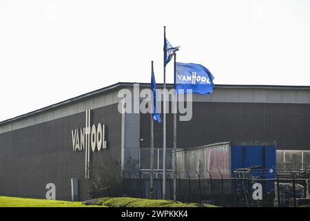 Lier, Belgique. 08 mars 2024. Le site de montage des bus Van Hool, à lier, vendredi 08 mars 2024. Un comité d'entreprise spécial est prévu pour le constructeur de bus la semaine prochaine. Le licenciement d'une partie des 2 500 salariés peut y être annoncé. Le gouvernement flamand envisage un éventuel soutien supplémentaire pour le constructeur de bus Van Hool. Cela pourrait, par exemple, prendre la forme d'une extension de la garantie de l'État ou d'une participation au capital. BELGA PHOTO TOM GOYVAERTS crédit : Belga News Agency/Alamy Live News Banque D'Images