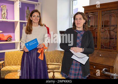 Munich, Allemagne. 08 mars 2024. 3ème maire Verena Dietl ( SPD ), référente communale Kristina Frank ( CSU ) lors de l'ouverture du nouveau magasin éphémère Hall 2 de la société de gestion des déchets AWM Muenchen à la Hohenzollernstrasse 76 à Schwabing à Munich, Allemagne. L’objectif est de permettre l’achat d’articles usagés à bas prix et de permettre ainsi une économie circulaire. (Photo de Alexander Pohl/Sipa USA) crédit : Sipa USA/Alamy Live News Banque D'Images