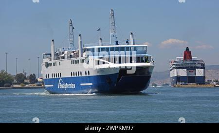 Pirée, Grèce - 04 mai 2015 : Two Way Ferries Ship approche rapide du port au Sunny Spring Day. Banque D'Images