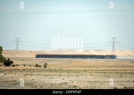 Train saoudien dans le désert allant de Riyad à Dammam Banque D'Images