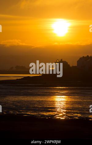 27/05/15 vu depuis les Burrows de Northam, le soleil se lève sur l'estuaire au-dessus de la vieille maison des garde-côtes à Appledore, North Devon. Tous droits réservés Banque D'Images