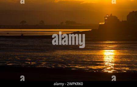 27/05/15 vu depuis les Burrows de Northam, le soleil se lève sur l'estuaire au-dessus de la vieille maison des garde-côtes à Appledore, North Devon. Tous droits réservés Banque D'Images