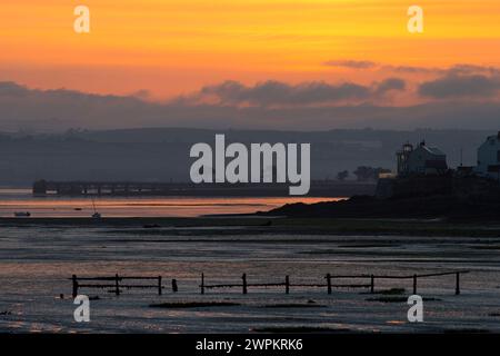 27/05/15 vu depuis les Burrows de Northam, le soleil se lève sur l'estuaire au-dessus de la vieille maison des garde-côtes à Appledore, North Devon. Tous droits réservés Banque D'Images