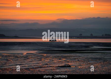 27/05/15 vu des Burrows de Northam, le soleil se lève au-dessus du canot de sauvetage Mollie Hunt RNLI amarré dans l'estuaire au large d'Appledore, North Devon. Tous R Banque D'Images