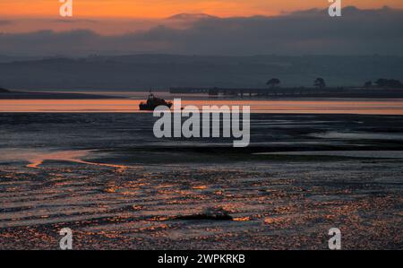 27/05/15 vu des Burrows de Northam, le soleil se lève au-dessus du canot de sauvetage Mollie Hunt RNLI amarré dans l'estuaire au large d'Appledore, North Devon. Tous R Banque D'Images