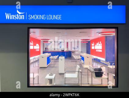 The Smoking Lounge sponsorisé par Winston cigarattes à l'aéroport international Julius Nyerere, Dar es Salaam, Tanzanie Banque D'Images