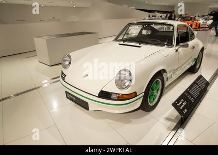 Vintage blanc Porsche 911 Carrera RS 22.7, exposition de voiture classique Porsche musée, voiture Oldtimer rétro-style, passion automobile, histoire automobile indust Banque D'Images