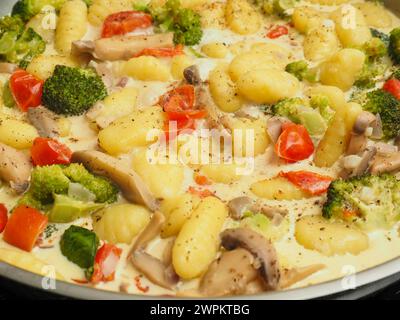 Délicieux, copieux plat gnocchi dans une casserole avec divers légumes, cuisine traditionnelle végétarienne maison Banque D'Images