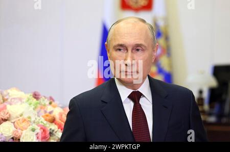 Moscou, Russie. 08 mars 2024. Le président russe Vladimir Poutine prononce un discours vidéo pour féliciter les femmes à l'occasion de la Journée internationale de la femme depuis le Kremlin, le 8 mars 2024 à Moscou, en Russie. Crédit : Mikhail Metzel/Kremlin Pool/Alamy Live News Banque D'Images