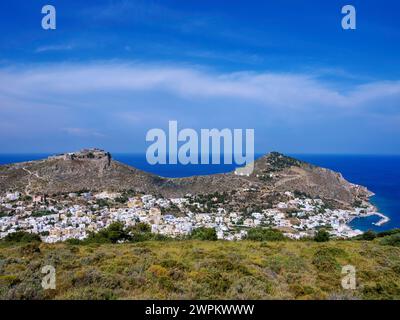 Platanos et château médiéval de Pandeli, vue surélevée, Agia Marina, île de Leros, Dodécanèse, îles grecques, Grèce, Europe Copyright : KarolxKozlowsk Banque D'Images