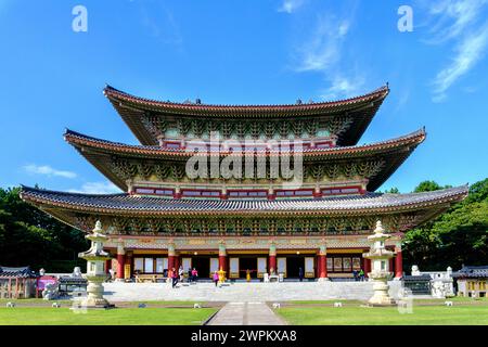 Temple bouddhiste Yakcheonsa, 30 mètres de haut, couvrant 3305 mètres carrés, le plus grand temple en Asie, île de Jeju, Corée du Sud, Asie Banque D'Images