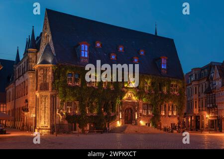 Place du marché avec mairie le soir, Quedlinburg, Harz, Saxe-Anhalt, Allemagne, Europe Banque D'Images