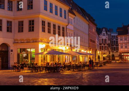 Café sur la place du marché dans la soirée, Quedlinburg, Harz, Saxe-Anhalt, Allemagne, Europe Banque D'Images