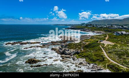 Aérienne d'Hermanus et ses plages blanches, Western Cape Province, Afrique du Sud, Afrique Banque D'Images