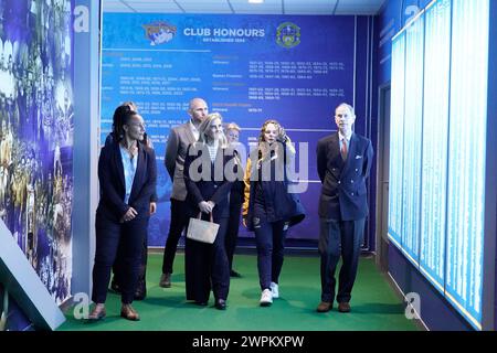 Le Duc et la Duchesse d'Édimbourg lors d'une visite au Headingley Stadium de Leeds pour assister aux essais de rugby et participer à une cérémonie de remise des prix. Date de la photo : vendredi 8 mars 2024. Banque D'Images