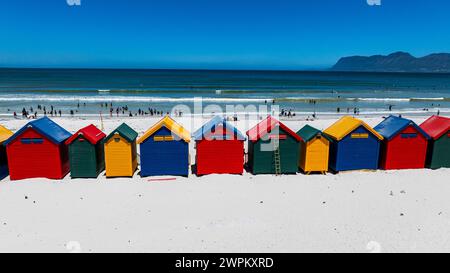 Aérien des cabanes de plage colorées sur la plage de Muizenberg, Cape Town, Afrique du Sud, Afrique Banque D'Images