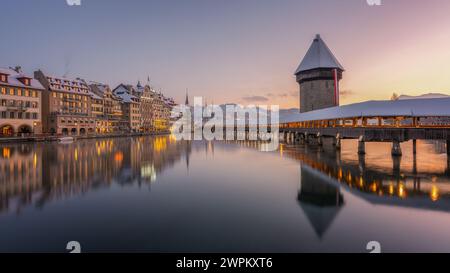 Kapellbrucke (Pont de la chapelle) au lever du soleil en hiver, passerelle en bois, Lucerne, Suisse, Europe Banque D'Images