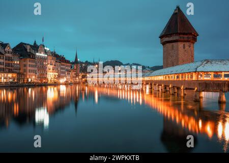 Kapellbrucke (Pont de la chapelle) en hiver, passerelle en bois, Lucerne, Suisse, Europe Banque D'Images