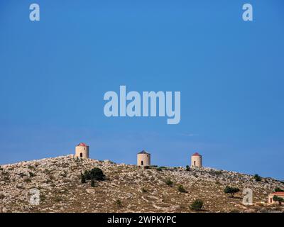 Moulins à vent à Chalki Village, Emporio, île de Halki, Dodécanèse, îles grecques, Grèce, Europe Banque D'Images