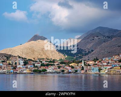 Vue vers le village de Chalki, Emporio, île de Halki, Dodécanèse, îles grecques, Grèce, Europe Banque D'Images
