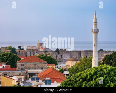 Vue sur le minaret de la mosquée Ibrahim Pacha et la vieille ville médiévale vers la forteresse Saint-Nicolas, Rhodes City, Rhodes Island, Dodécanèse, îles grecques Banque D'Images