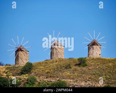 Moulins à vent de Patmos Chora, île de Patmos, Dodécanèse, îles grecques, Grèce, Europe Banque D'Images