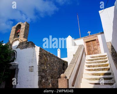Eglises blanchies à la chaux de Patmos Chora, vue en angle bas, île de Patmos, Dodécanèse, îles grecques, Grèce, Europe Banque D'Images