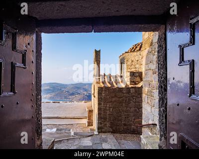 Église à l'entrée du monastère de Saint-Jean le théologien, Patmos Chora, île de Patmos, Dodécanèse, îles grecques, Grèce, Europe Banque D'Images