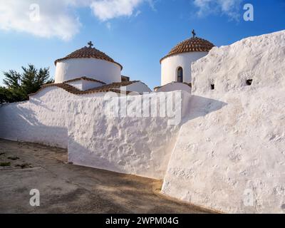 Eglises blanchies à la chaux de Patmos Chora, Île de Patmos, Dodécanèse, Îles grecques, Grèce, Europe Banque D'Images