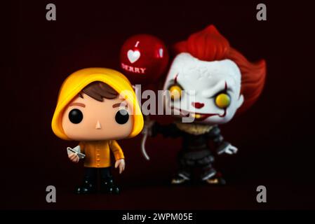 Funko POP vinyle figures de Pennywise avec ballon et Georgie personnages des films et le livre il sur fond sombre. Éditorial illustratif Banque D'Images