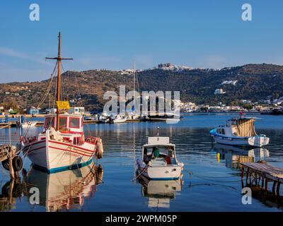 Vue sur le port de Skala vers le monastère de Saint-Jean le théologien et Patmos Chora, île de Patmos, Dodécanèse, îles grecques, Grèce, Europe Banque D'Images