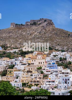 Platanos et château médiéval de Pandeli, Agia Marina, île de Leros, Dodécanèse, îles grecques, Grèce, Europe Banque D'Images