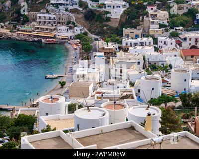 Moulins à vent et plage de Pandeli, vue surélevée, île de Leros, Dodécanèse, îles grecques, Grèce, Europe Banque D'Images