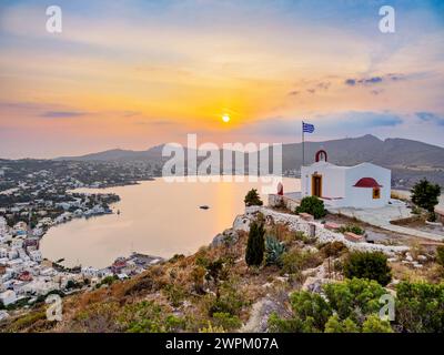 Église du Prophète Elias au-dessus de la ville d'Agia Marina au coucher du soleil, île de Leros, Dodécanèse, îles grecques, Grèce, Europe Banque D'Images