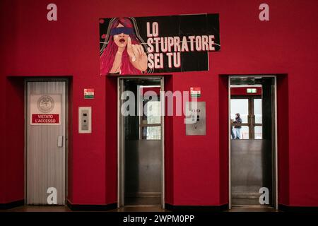 Photo Elisa Marchina/LaPresse 8 marzo 2024 Torino, Italie - Sciopero transfemminisa a Palazzo Nuovo. Nella foto : un cartellone di portesta. 8 mars 2024 Torino, Italie - grève transféministe au Palazzo Nuovo. Dans la photo : une bannière de protestation. Crédit : LaPresse/Alamy Live News Banque D'Images