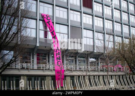 Photo Elisa Marchina/LaPresse 8 marzo 2024 Torino, Italie - Sciopero transfemminisa a Palazzo Nuovo. Nella foto : Lo striscione di protesta. 8 mars 2024 Torino, Italie - grève transféministe au Palazzo Nuovo. Dans l'image : la bannière de protestation crédit : LaPresse/Alamy Live News Banque D'Images