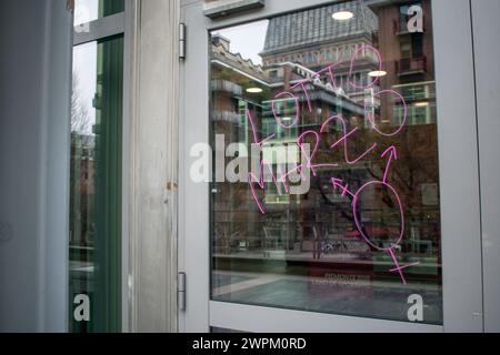 Photo Elisa Marchina/LaPresse 8 marzo 2024 Torino, Italie - Sciopero transfemminisa a Palazzo Nuovo. Nella foto : Scritte di protesta sulle porte d'ingresso dell'universit&#xe0;. 8 mars 2024 Torino, Italie - grève transféministe au Palazzo Nuovo. Dans l'image : les signes les plus portatifs à l'entrée de l'université. Crédit : LaPresse/Alamy Live News Banque D'Images