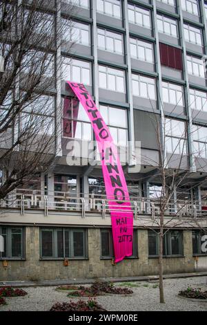 Photo Elisa Marchina/LaPresse 8 marzo 2024 Torino, Italie - Sciopero transfemminisa a Palazzo Nuovo. Nella foto : Lo striscione di protesta. 8 mars 2024 Torino, Italie - grève transféministe au Palazzo Nuovo. Dans l'image : la bannière de protestation crédit : LaPresse/Alamy Live News Banque D'Images