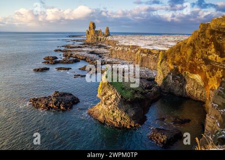 Les falaises de Londrangar recouvertes d'un léger dépoussiérage de neige, ouest de l'Islande, régions polaires Banque D'Images