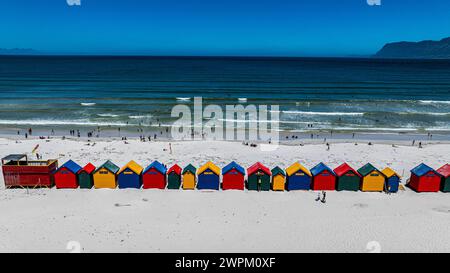 Aérienne des cabanes colorées sur la plage de Muizenberg, Cape Town, Afrique du Sud, Afrique Copyright : MichaelxRunkel 1184-9981 Banque D'Images