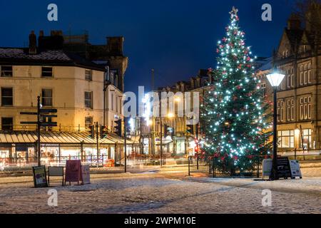 Arbre de Noël et neige à Buxton à Noël, Buxton, Derbyshire, Angleterre, Royaume-Uni, Europe Banque D'Images