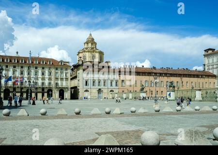 Vue de Piazza Castello, une place importante avec plusieurs complexes architecturaux importants et le périmètre de portiques et façades élégants, Turin Banque D'Images