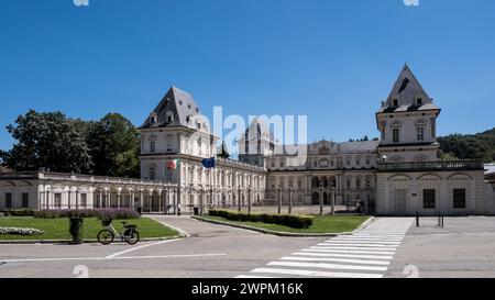 Vue sur le château de Valentino (Castello del Valentino), UNESCO, situé dans le Parco del Valentino Banque D'Images