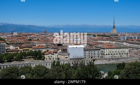 Paysage urbain depuis le Monte dei Cappuccini, une colline s'élevant à environ 200 mètres de la rive droite du fleuve po, dans le district de Borgo po, Turin, Piémont Banque D'Images