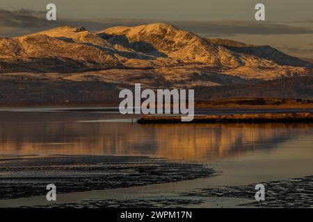 Vue sur l'estuaire de Duddon vers la chaîne de montagnes Coniston et le parc national de Lake District, la péninsule de Furness, Cumbria, Angleterre Banque D'Images