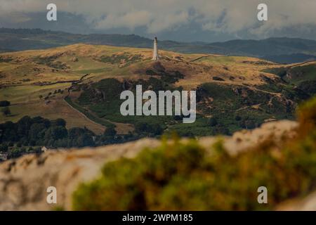 Vue vers le lointain monument Sir John Barrow situé sur Hoad Hill, Ulverston, pris de Birkrigg Common, Ulverston, Cumbria, Angleterre Banque D'Images