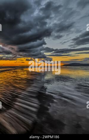 Coucher de soleil de Sandy Gap sur Walney Island, vue vers la lointaine Combe Noire à travers la mer d'Irlande, l'estuaire de Duddon et la côte Cumbrian, Cumbria Banque D'Images