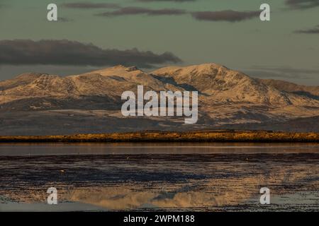 Vue sur l'estuaire de Duddon vers la chaîne de montagnes Coniston et le parc national de Lake District, la péninsule de Furness, Cumbria, Angleterre Banque D'Images