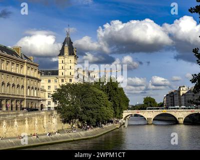 Rive de la Seine, Ile de la Cité, et Palais de Justice, Paris, France, Europe Banque D'Images
